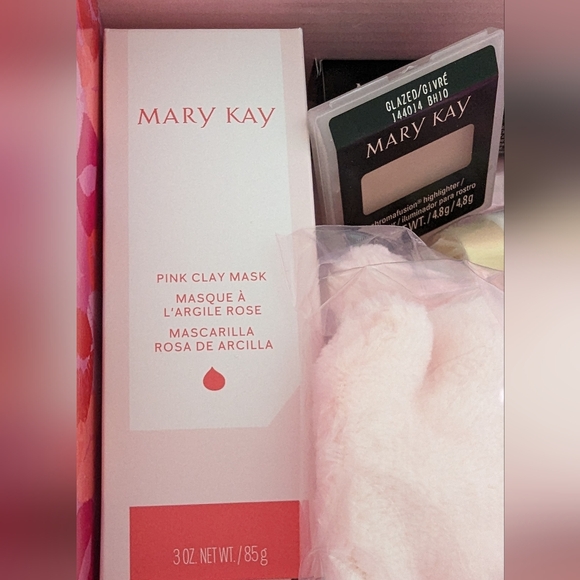Limited Mary Kay Beauty box 🎁 - Picture 2 of 5